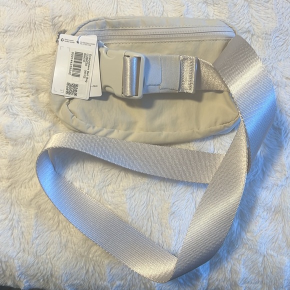 Lululemon everywhere belt bag white opal NWT - Picture 4 of 5